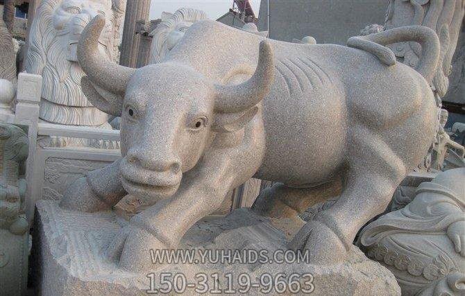 公園里擺放的歪著頭的砂石石雕創(chuàng)意華爾街牛 公園里擺放的歪著頭的砂石石雕創(chuàng)意華爾街牛