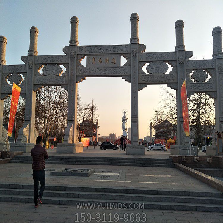 廣場(chǎng)村莊擺放多款漢白玉青石三門石牌坊雕塑