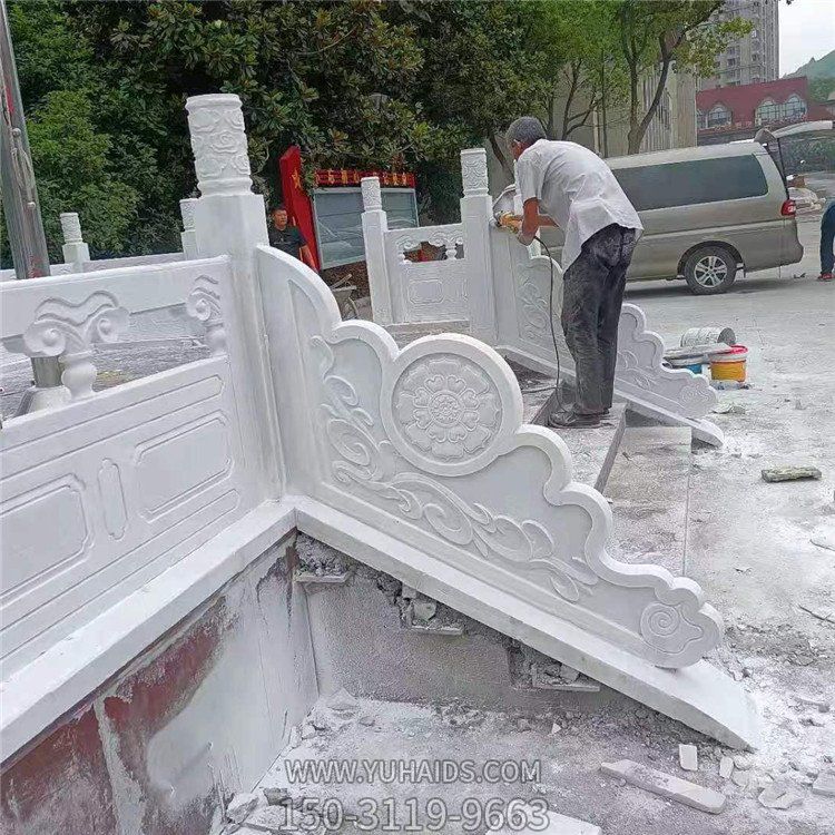 漢白玉旗臺(tái)欄板欄桿安裝，細(xì)節(jié)打磨處理雕塑
