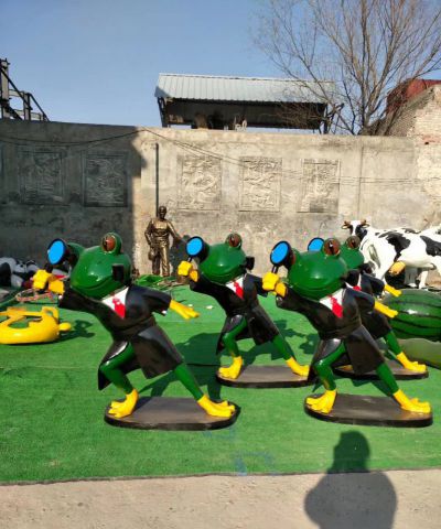 戶(hù)外多只玻璃鋼站立的青蛙雕塑