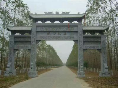 景區(qū)入口擺放青石仿古三門(mén)樓石牌坊