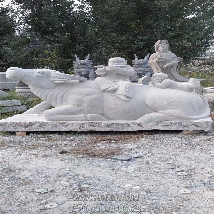 漢白玉牧童騎牛石雕，臥地上的水牛雕塑