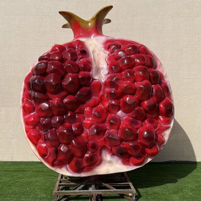 玻璃鋼仿真石榴雕塑，掰開的半個(gè)石榴，紅彤彤的石榴籽非常多，寓意多子多福