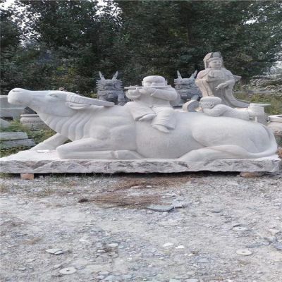 漢白玉牧童騎牛石雕，臥地上的水牛