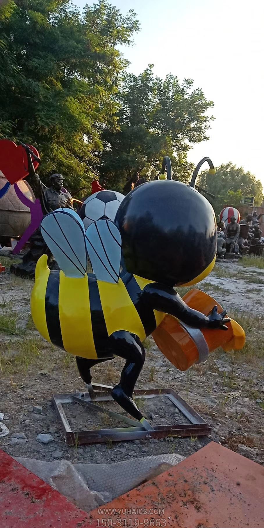 學(xué)?；▓@小區(qū)倒蜂蜜玻璃鋼蜜蜂雕塑