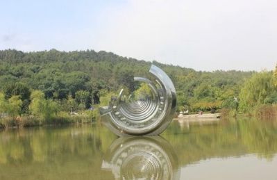 水中不銹鋼創(chuàng)意半圓齒輪雕塑