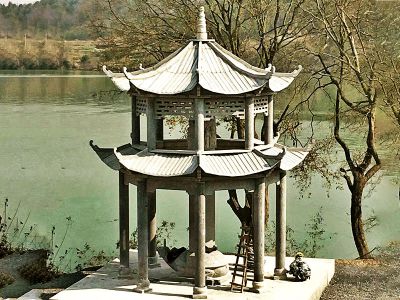 景區(qū)湖邊青石雙層頂?shù)窨袒y涼亭雕塑擺件