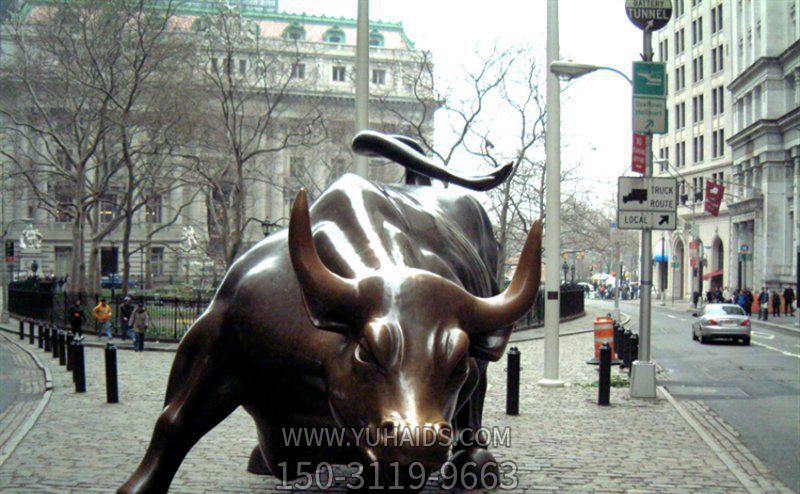 街道上擺放的兇悍的玻璃鋼創(chuàng)意華爾街牛雕塑