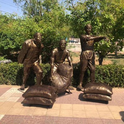 搬麻袋的工人，玻璃鋼仿銅民俗生活人物情景雕塑