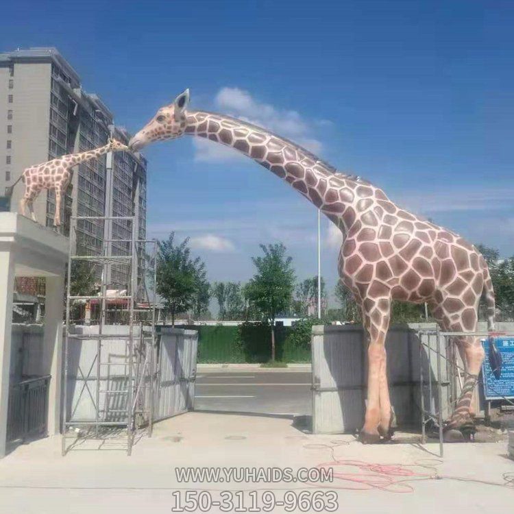 小區(qū)創(chuàng)意動物玻璃鋼仿真長頸鹿雕塑