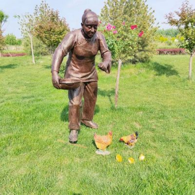 喂雞人物雕塑，玻璃鋼仿銅民俗生活人物情景雕塑