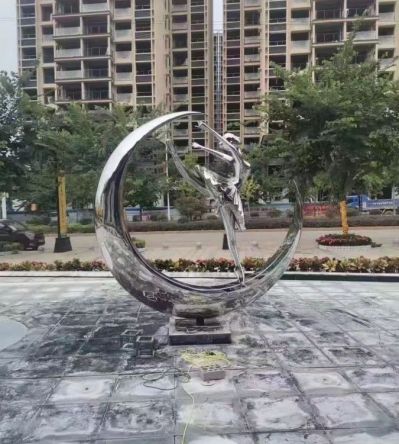 不銹鋼鏡面戶(hù)外創(chuàng)意月牙雕塑