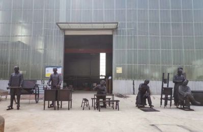 民俗街邊擺各種商販攤?cè)宋锊Aт摲裸~雕