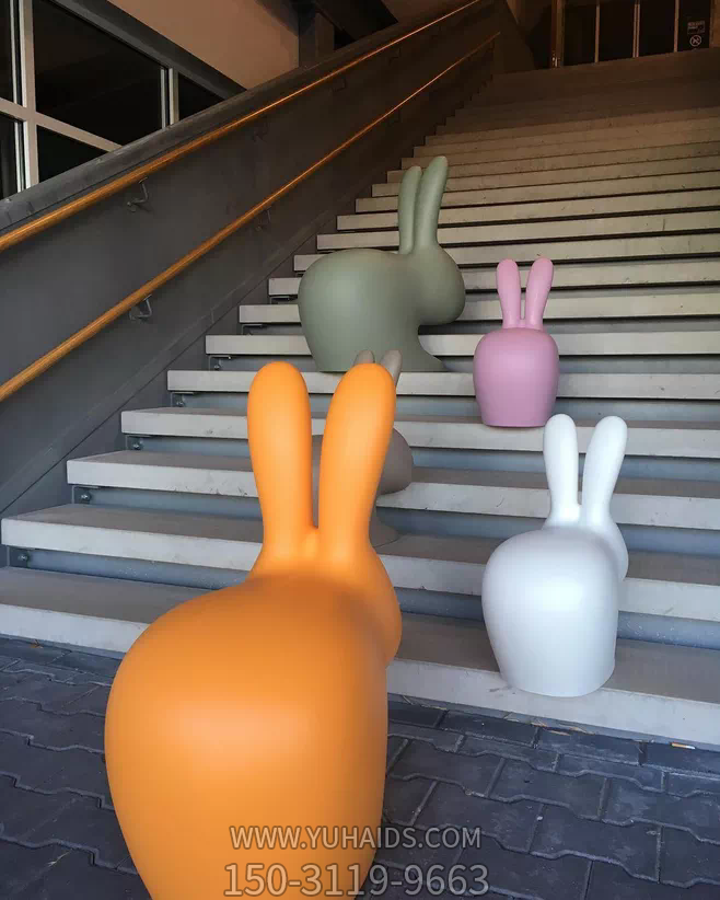 公園樓梯創(chuàng)意可愛(ài)卡通玻璃鋼兔子雕塑