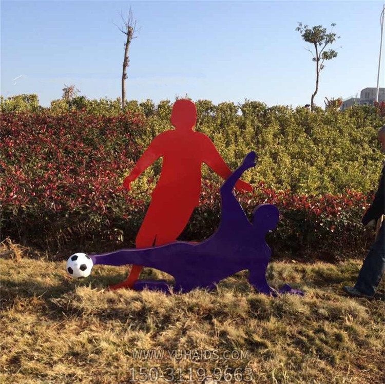 幾何抽象戶(hù)外草坪踢足球的人物雕塑