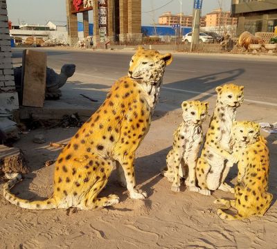 公園中坐立中的黃色金錢豹，仿真動(dòng)物，彩繪雕塑