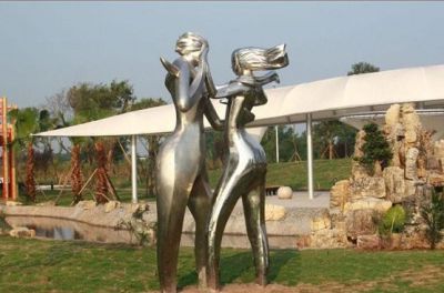 景點(diǎn)草坪擺放不銹鋼抽象跳舞人物雕塑