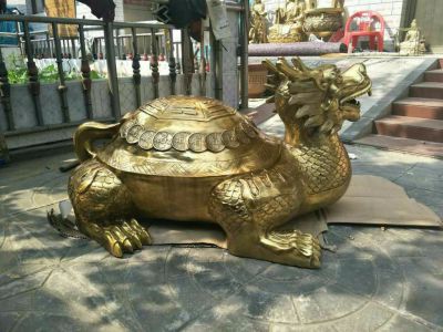 公園里擺放的金色的玻璃鋼創(chuàng)意龍龜雕塑