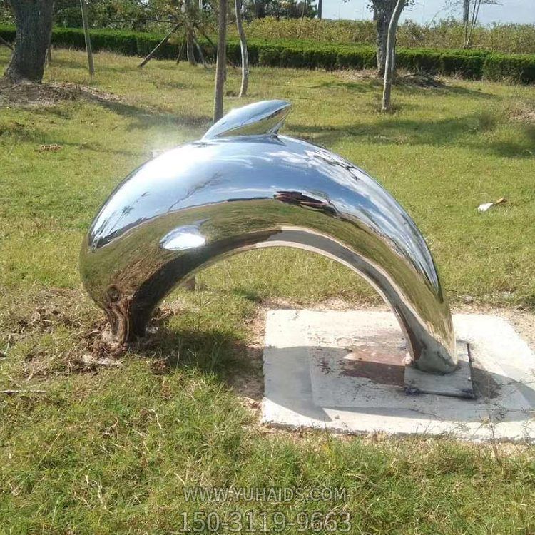 鏡面不銹鋼海豚，園林草坪躍出地面，鉆入地底的海豚雕塑