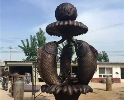 公園廣場(chǎng)擺放的頂球的不銹鋼創(chuàng)意鯉魚(yú)雕塑