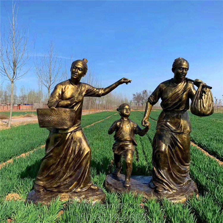 一家三口，扛著包袱，挎著籃子，走親戚。雕塑