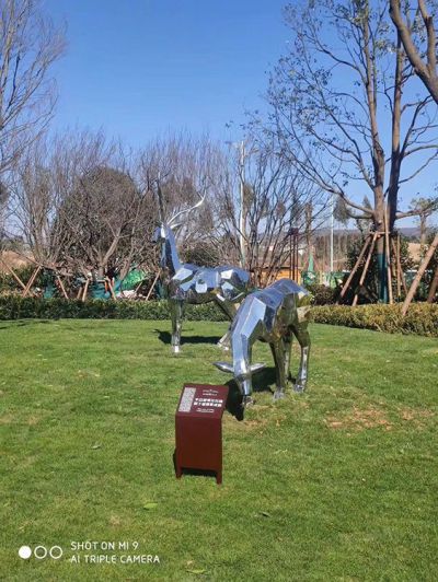 不銹鋼塊面鹿，抬頭鹿，低頭吃草的梅花鹿