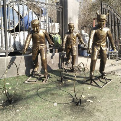 滾鐵環(huán)的小朋友，玻璃鋼仿銅童趣人物雕塑