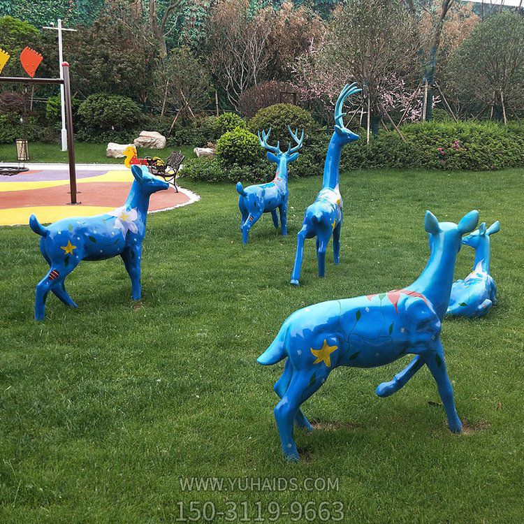 玻璃鋼彩繪鹿，藍(lán)色印花草坪動物擺件雕塑