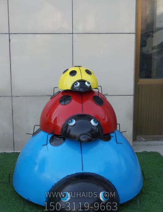 商場(chǎng)擺放三個(gè)不同顏色的玻璃鋼彩繪瓢蟲雕塑