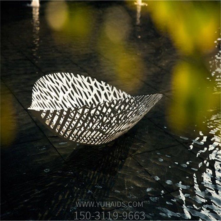 售樓部水池?cái)[放不銹鋼鏤空樹(shù)葉景觀雕塑
