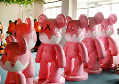 玻璃鋼卡通暴力熊，可愛的ip熊雕塑