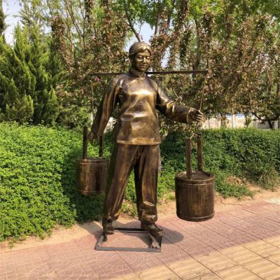 挑水的婦女，玻璃鋼仿銅勞動人物民俗生活雕塑