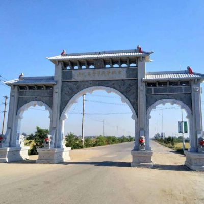 園林景區(qū)入口擺放青石雕刻現代新中式門牌坊