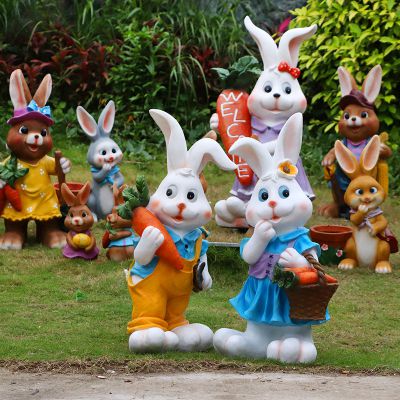 游樂場(chǎng)擺放一群玻璃鋼彩繪兔子雕塑