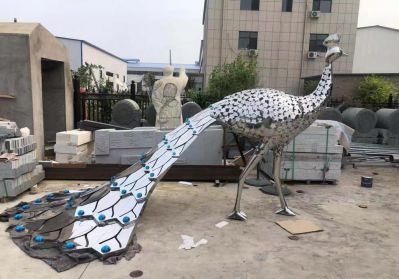 草坪上一只散步的玻璃鋼創(chuàng)意孔雀雕塑