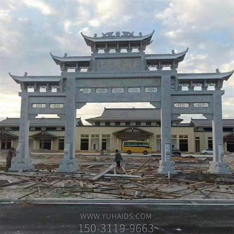 村莊街道擺放天然青石雕刻仿古三門(mén)樓石牌坊雕塑