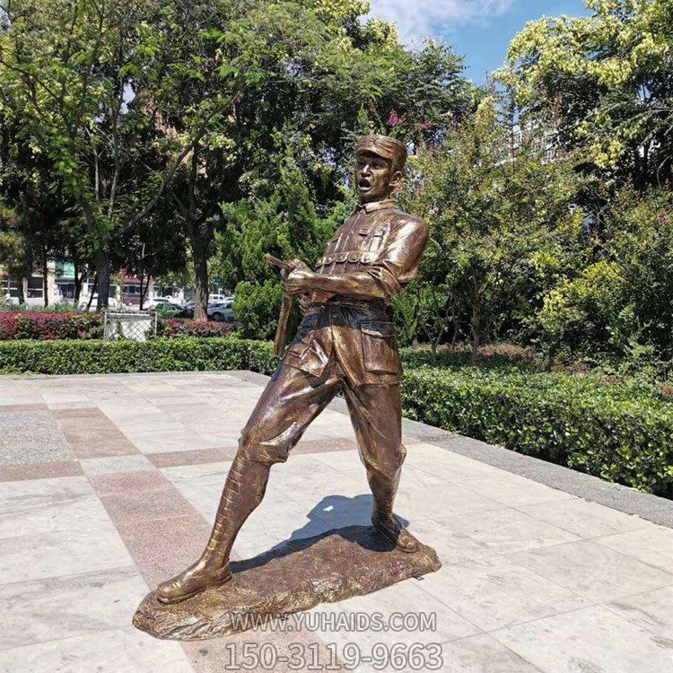 雙手端機(jī)器掃射的八路軍戰(zhàn)士，玻璃鋼仿銅人物塑像雕塑