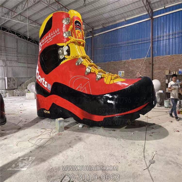 商場(chǎng)室外擺放大型玻璃鋼鞋子景觀雕塑