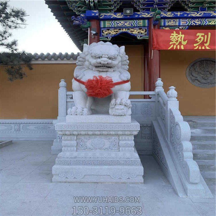 寺院門(mén)口擺放大理石雕刻石獅子門(mén)墩雕塑
