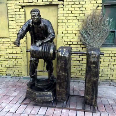 用轱轆井打水的男人，民俗生活人物場景雕塑