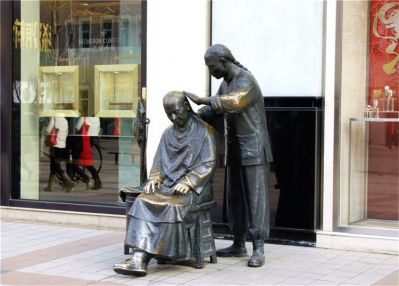 理發(fā)人物雕塑，步行街鑄銅園林景觀人物雕塑情景小品