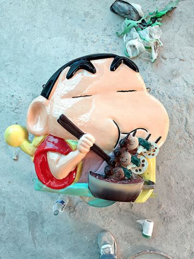 玻璃鋼發(fā)光蠟筆小新門頭裝飾雕塑