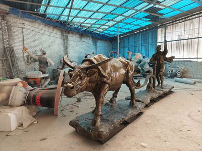 農(nóng)夫和?！Ａт摲裸~耕地牛雕塑