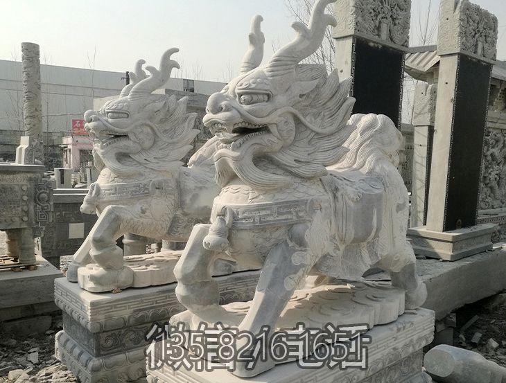 庭院大門口擺放大理石招財(cái)麒麟雕塑