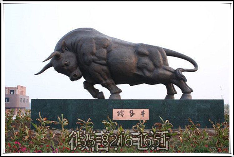 景區(qū)工廠景觀大型景觀動物擺件玻璃鋼仿銅定制奮進牛雕塑