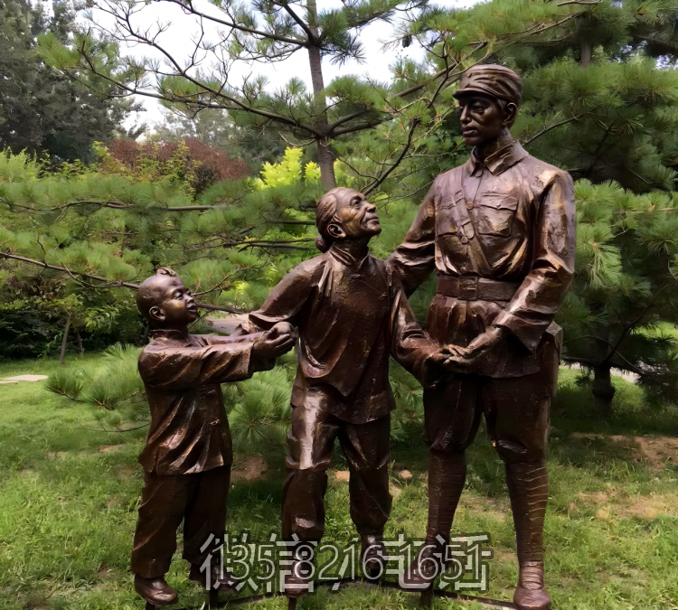 玻璃鋼八路軍慰問老人的八路軍戰(zhàn)士雕塑
