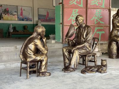 學(xué)院擺放孫子聽奶奶講故事玻璃鋼仿銅民俗人物雕塑