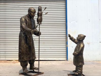 城市畫院廣場(chǎng)擺放玻璃鋼仿銅民俗賣糖葫蘆的人物情景雕塑