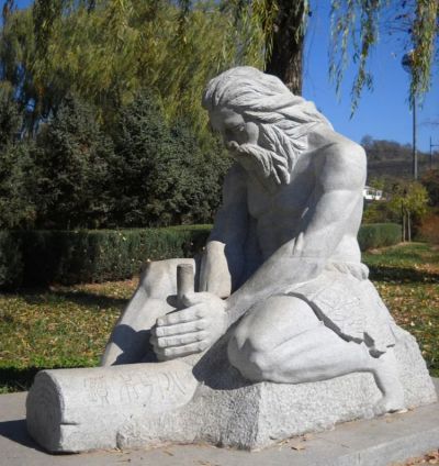 戶外園林景觀神話人物鉆木取火燧人氏石雕擺件