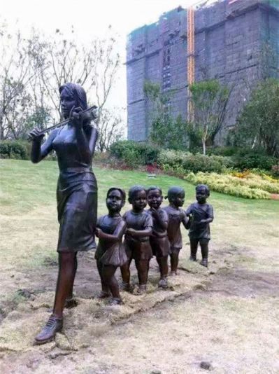 園林景觀玻璃鋼仿銅排隊(duì)跟著老師拉小提琴的人物雕塑